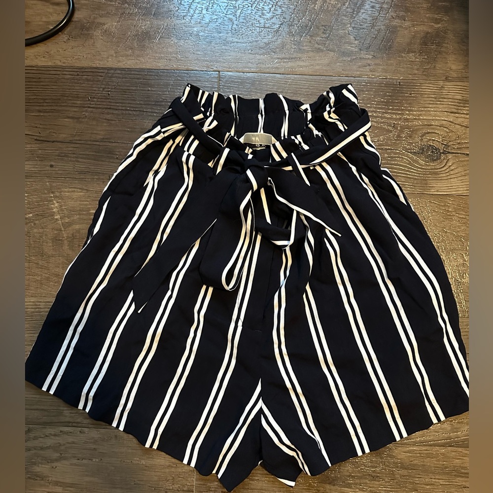 NWOT H&M paper bag striped shorts-perfect for summer!
